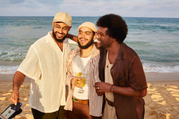 Gilsons estampam campanha da Smiles e regravam "Deixa Acontecer", do Revelação Gilsons estampam campanha da Smiles e regravam "Deixa Acontecer", do Revelação