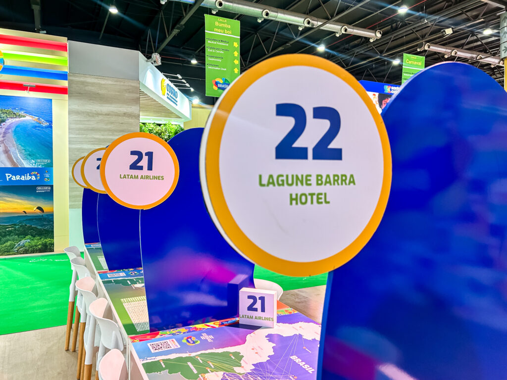 A Latam Airlines e o Laguna Barra Hotel estão expondo no estande da Embratur