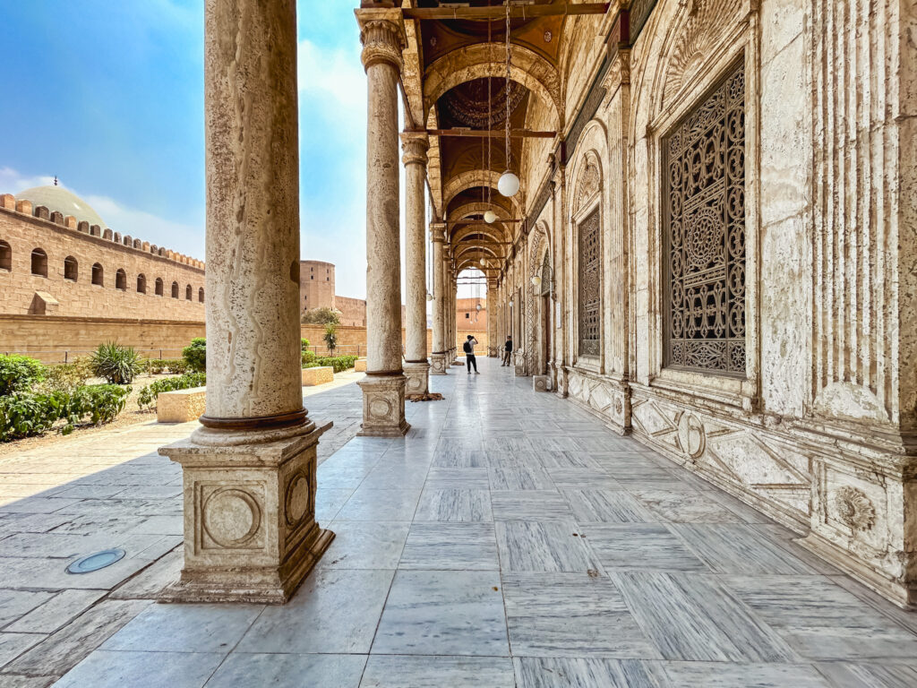 A Mesquita Muhammad Ali também é conhecida como Mesquita do Alabastro, por conta da presença do material