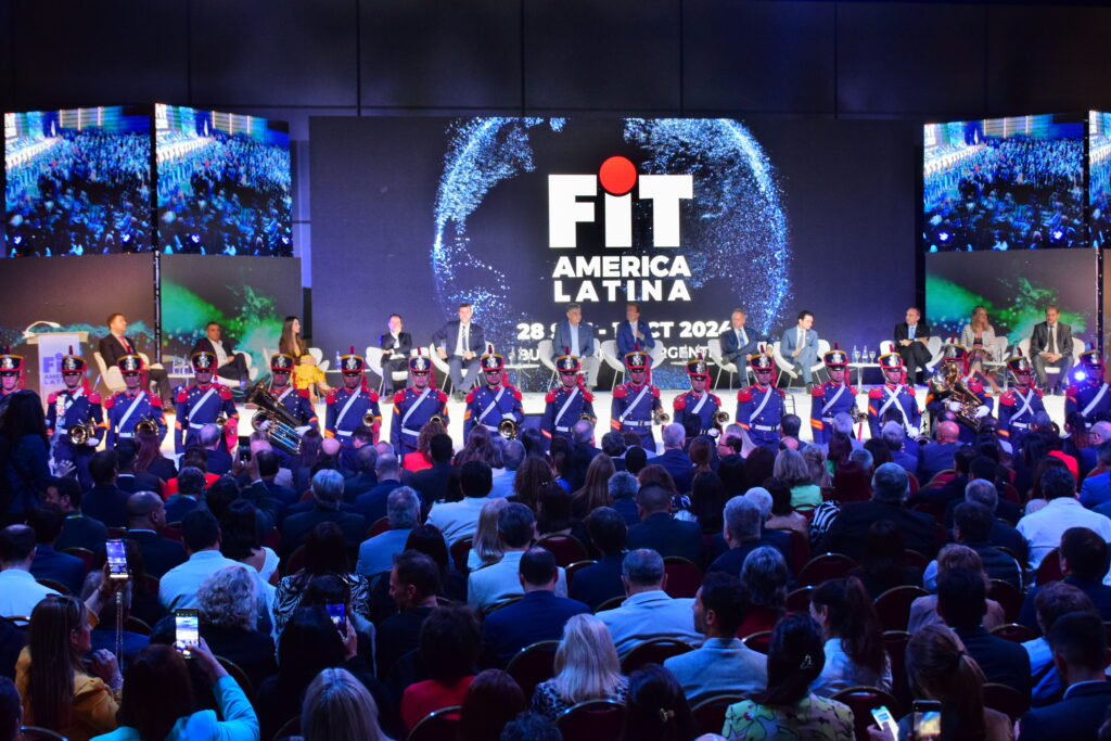 A abertura da FIT 2024 contou com uma banda de fanfarra