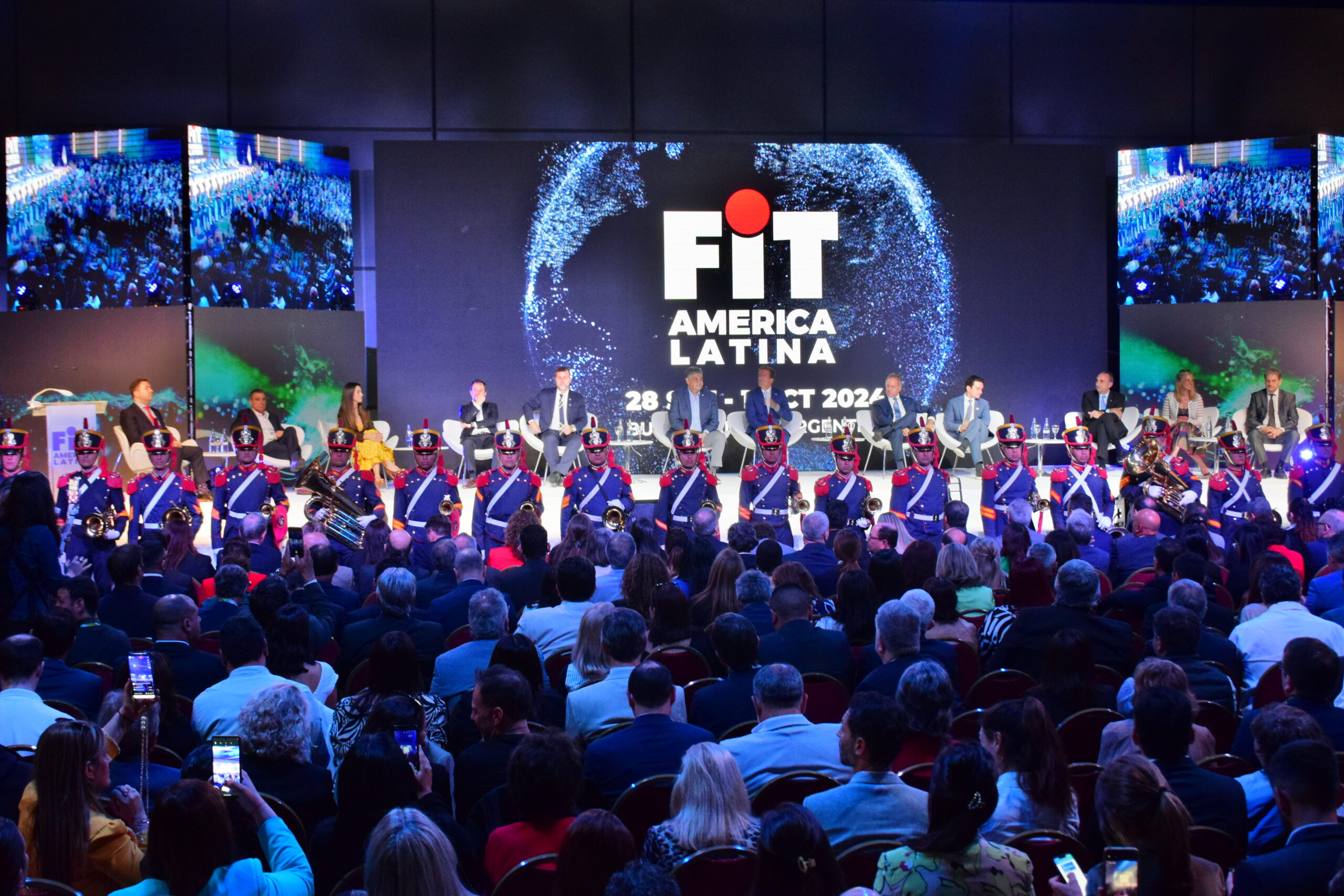 A abertura da FIT 2024 contou com uma banda de fanfarra