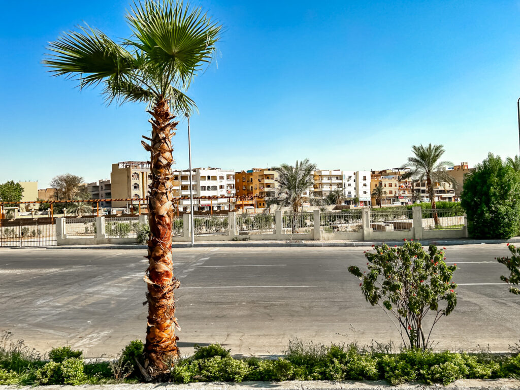 A cidade de Luxor também apresenta uma arquitetura mais adornada, limpa e decorada do que a do Cairo