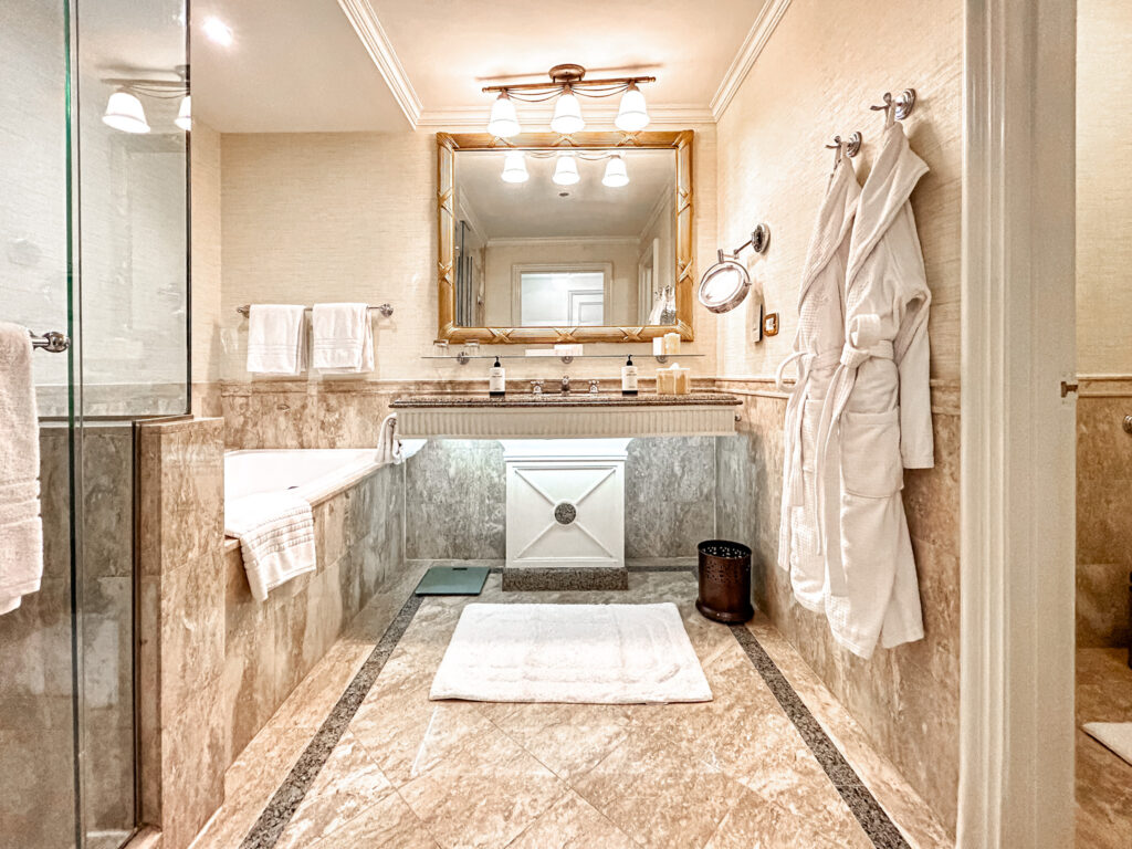 A decoração é estrutura do banheiro se mantém em todas as categorias de acomodações no Four Seasons First Residence