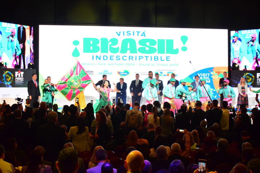 A escola de samba Magueira, do Rio de Janeiro, animou o público A escola de samba Magueira, do Rio de Janeiro, animou o público