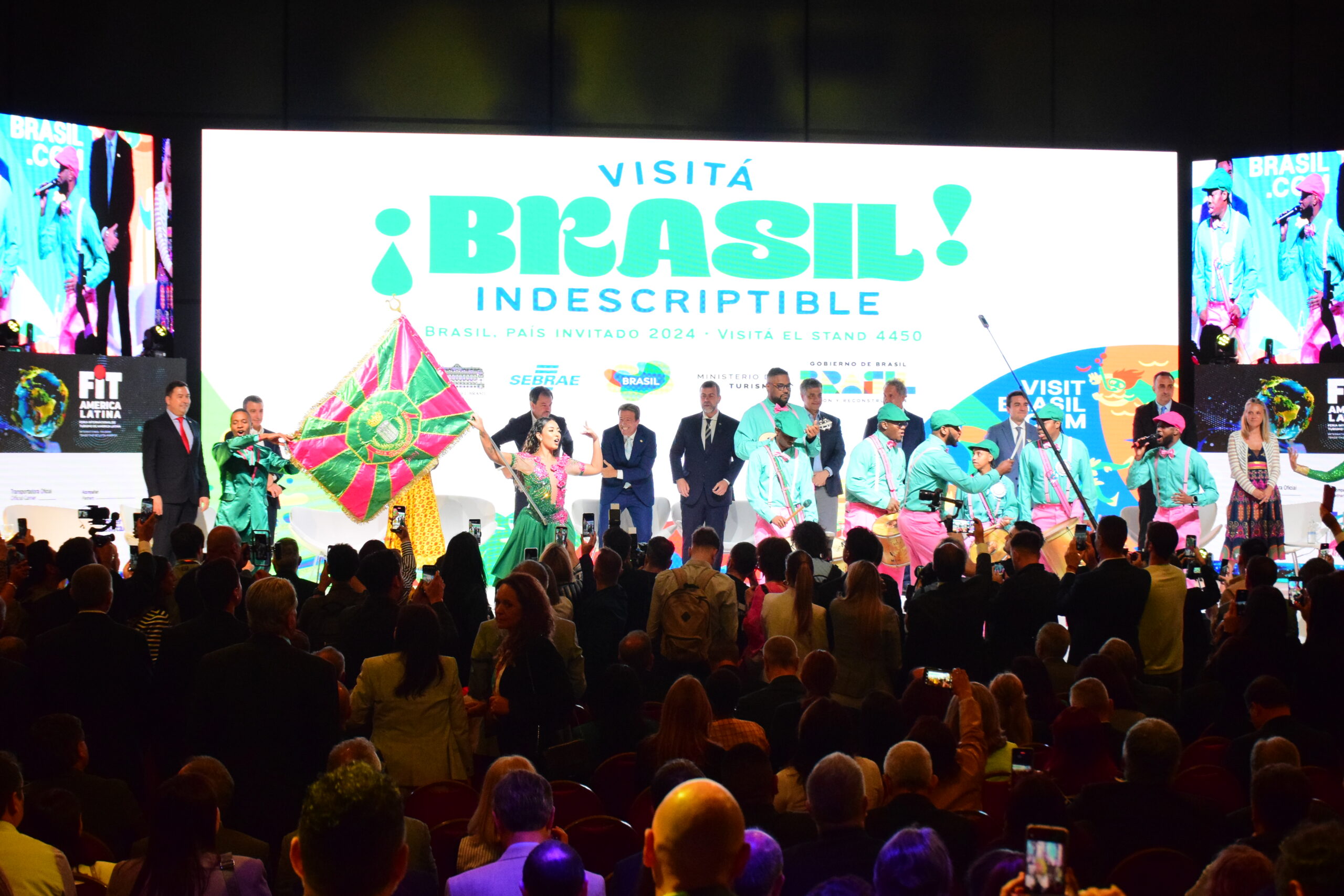 A escola de samba Magueira, do Rio de Janeiro, animou o público A escola de samba Magueira, do Rio de Janeiro, animou o público