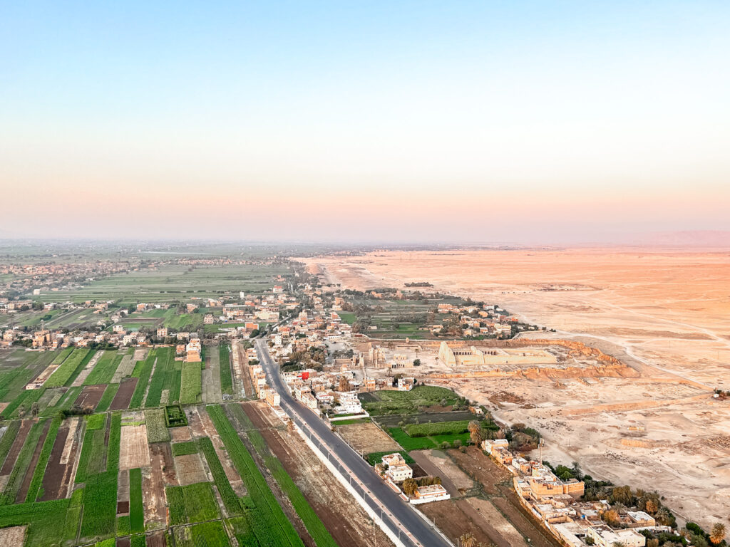 A proximidade com o Rio Nilo permite ver a divisão entre o deserto e a área de agricultura