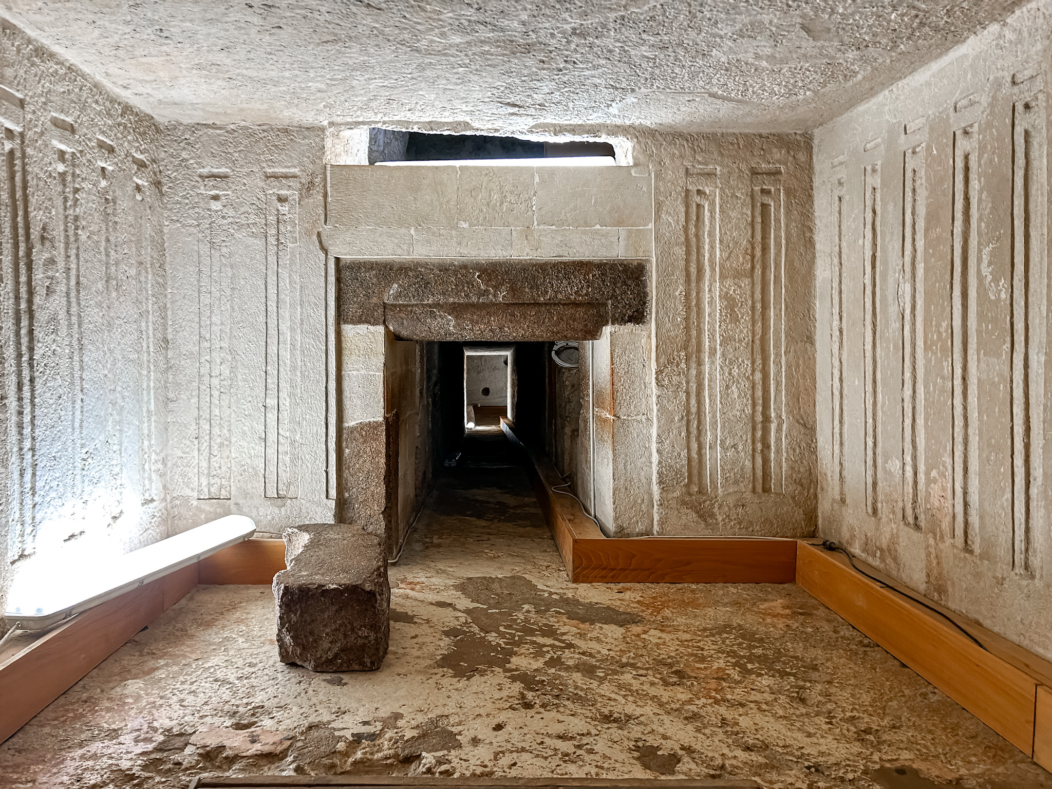 Acesso entre câmaras na Pirâmide de Miquerinos Acesso entre câmaras na Pirâmide de Miquerinos