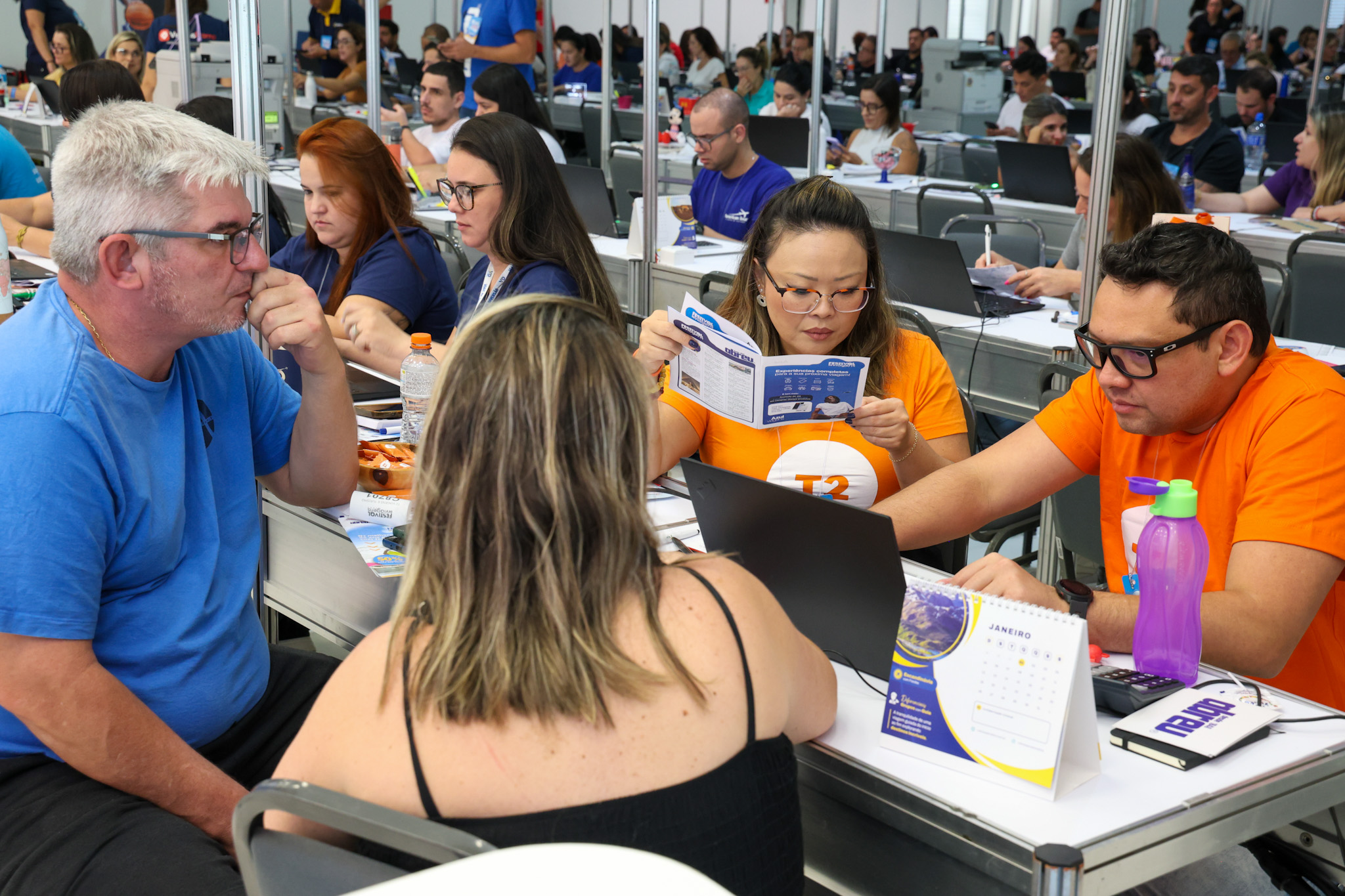 Agentes atendem clientes para vendas de pacotes Agentes atendem clientes para vendas de pacotes