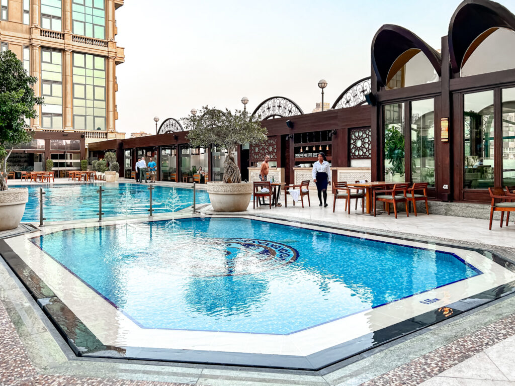 Além de duas piscinas, bangalôs e espreguiçadeiras estão a disposição dos hóspedes no Four Seasons First Residence
