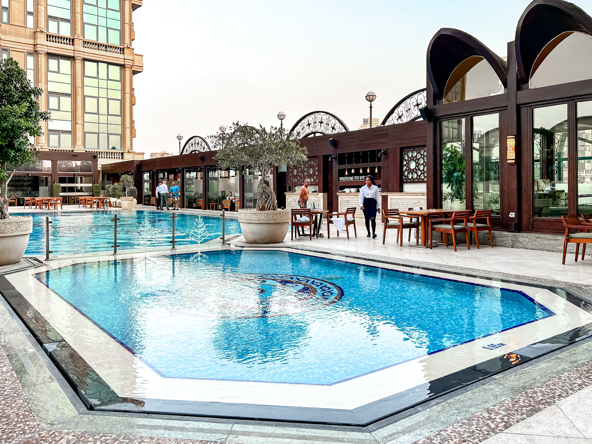 Além de duas piscinas, bangalôs e espreguiçadeiras estão a disposição dos hóspedes no Four Seasons First Residence