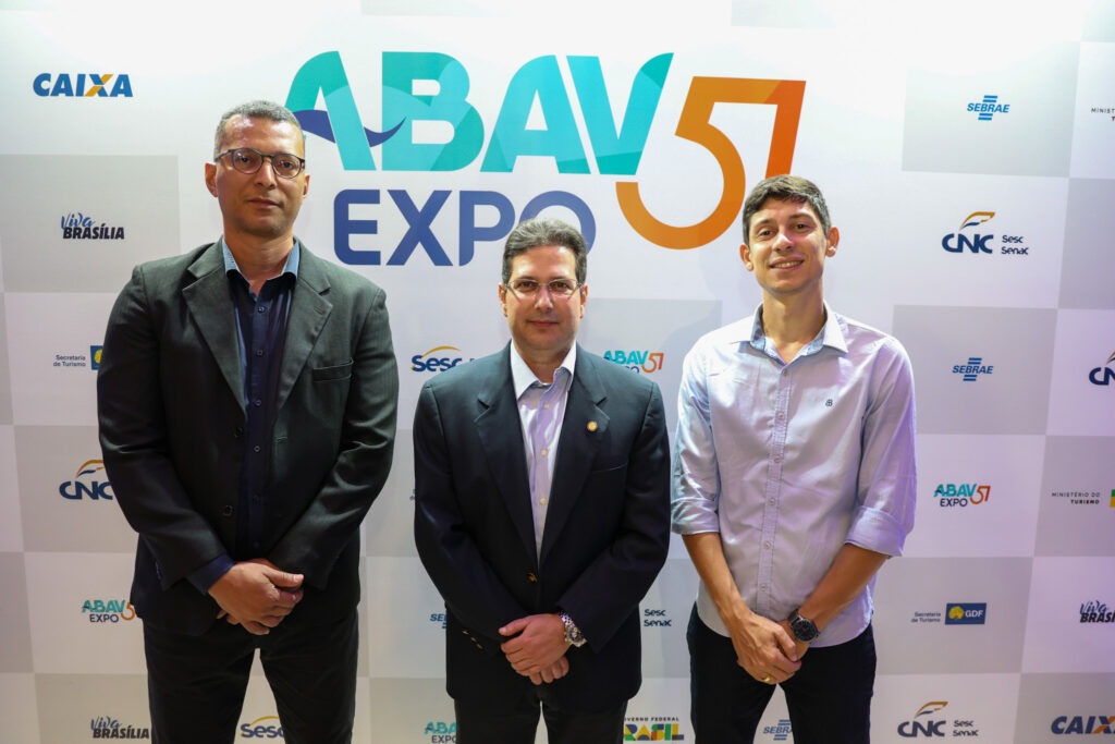 Allan Alberto, da Setur-SE, Marcos Franco, secretário de Turismo do Estado de Sergipe, e Matheus Moura, da Setur-SE