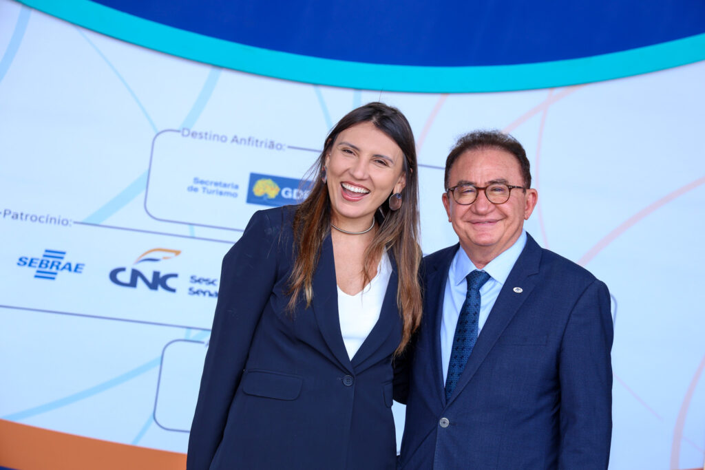 Ana Carla, do MTur, e Manoel Linhares, da ABIH Nacional