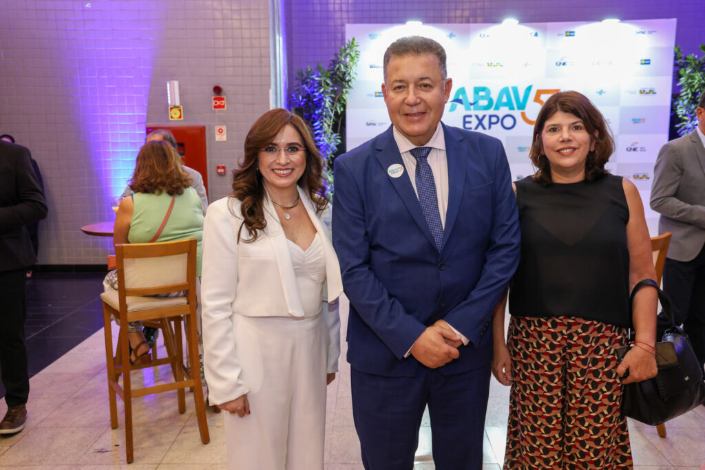 Ana Carolina Medeiros, presidente da Abav Nacional, Alexandre Sampaio, da FBHA, e Vanessa Paganelli, da CNC