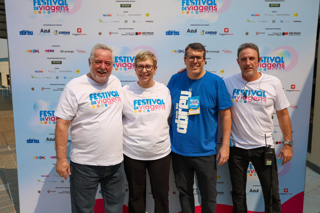 André Bernardes, da Abreu, entre Michael Barkoczy, Bárbara Picolo e Fernando Ciavolella, do Festival de Viagens