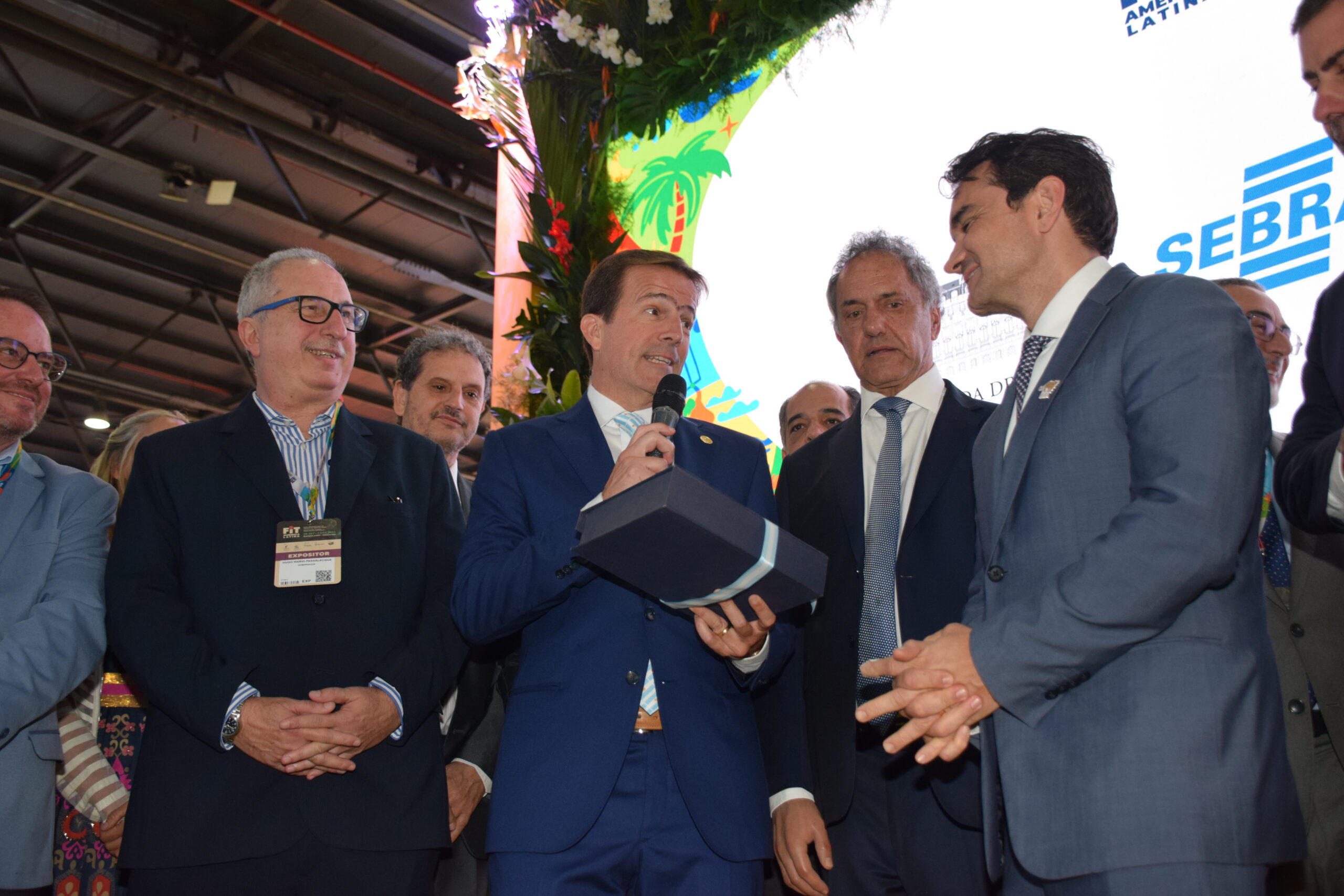 Andrés Deyá, presidente da FIT deu um presente de boas-vindas a Celso Sabino, ministro do Turismo do Brasil Andrés Deyá, presidente da FIT deu um presente de boas-vindas a Celso Sabino, ministro do Turismo do Brasil