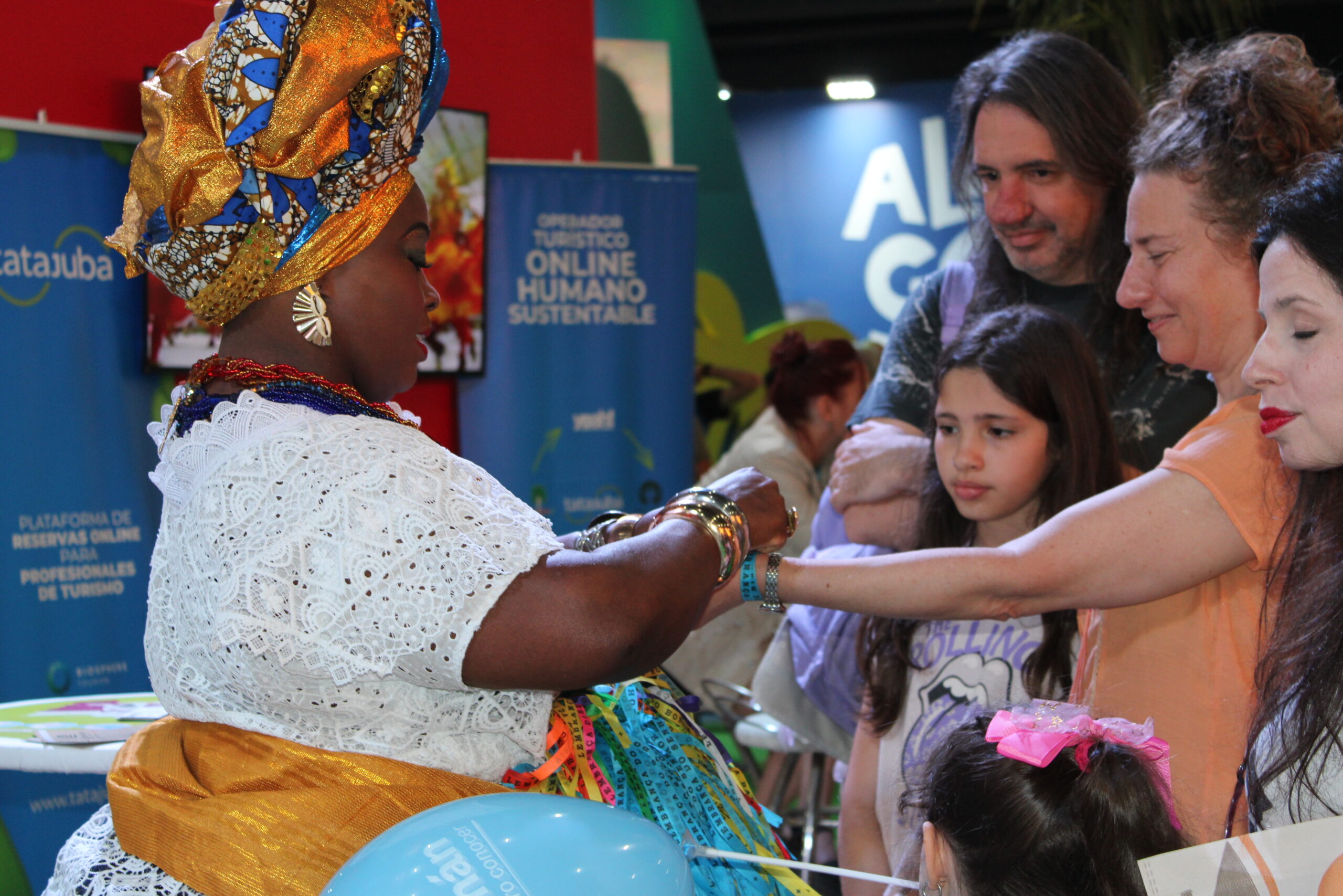 Ativação da Bahia estava distribuindo pulseiras do Senhor do Bom Fim