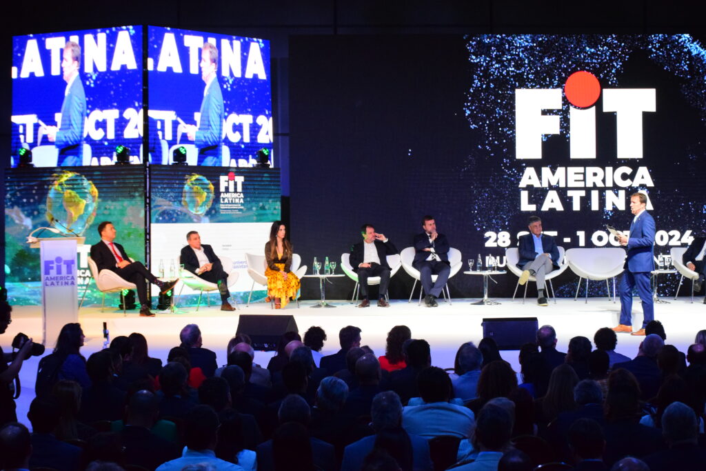 Autoridades do turismo argentino e brasileiro receberam as boas-vindas de Andrés Deyá, presidente da FIT