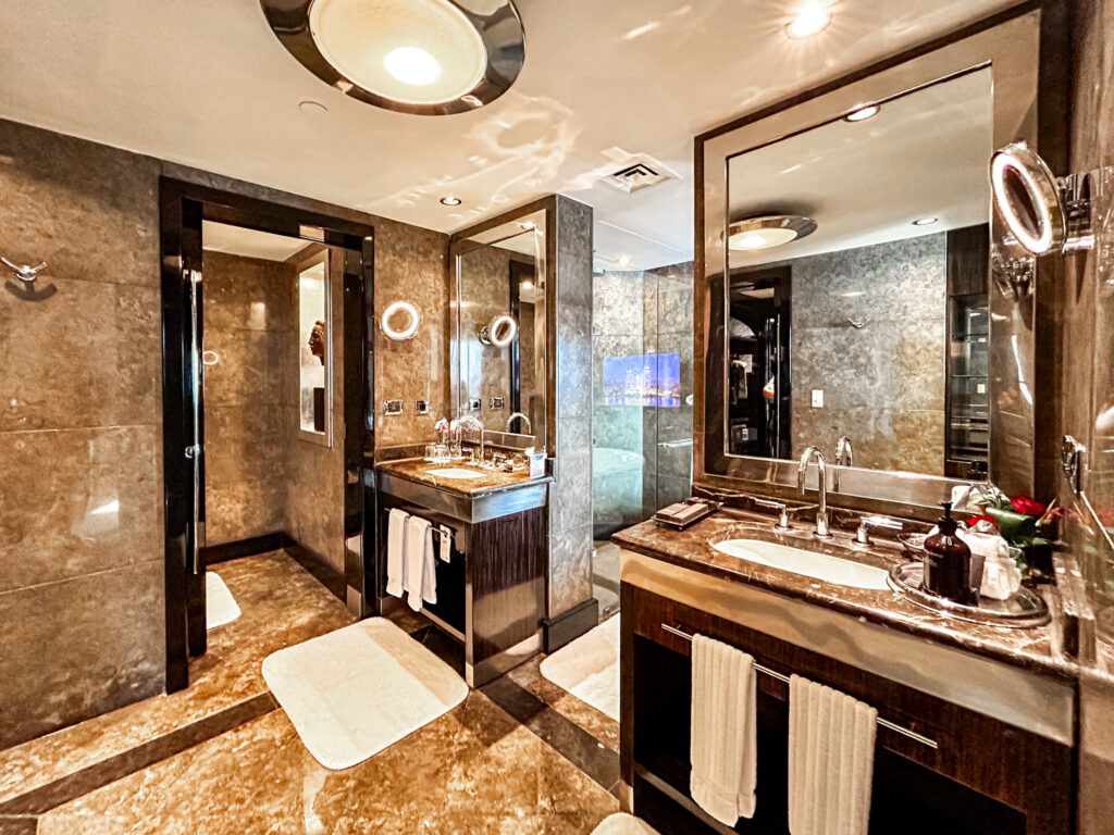 Banheiro com duas pias na Deluxe Master Suite do Fairmont Nile City Hotel