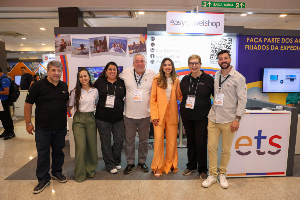 Bárbara Braga, secretária de Turismo de Alagoas, com equipe da ETS