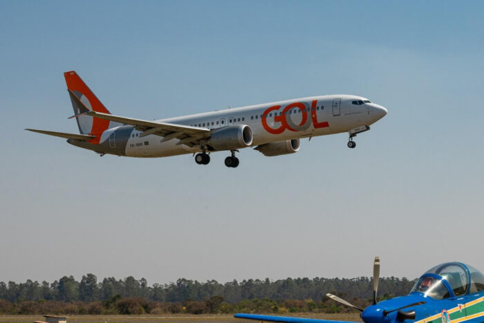 Gol participa de evento aéreo em Pirassununga com sobrevoo de Boeing 737 MAX 8 1 Boeing 737 MAX8 da GOL sobrevoa a AFA durante o “Domingo Aéreo” (Gol/Divulgação/Matheus Sciamana:EDA)