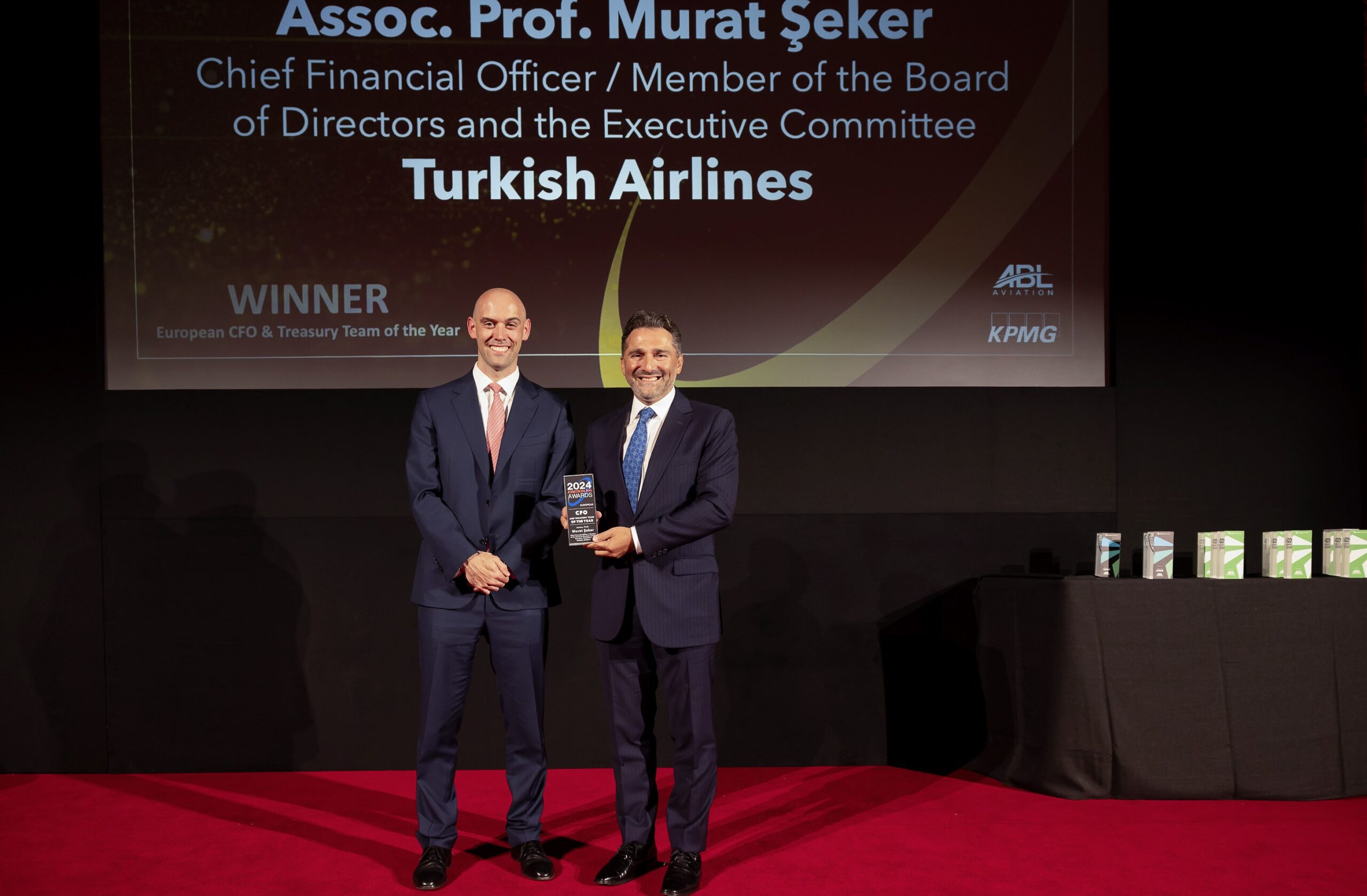 Turkish Airlines recebe três prêmios de financiamento da 'Airline Economics' 1 CFO da Turkish Airlines na premiacao scaled Turkish Airlines recebe três prêmios de financiamento da 'Airline Economics'