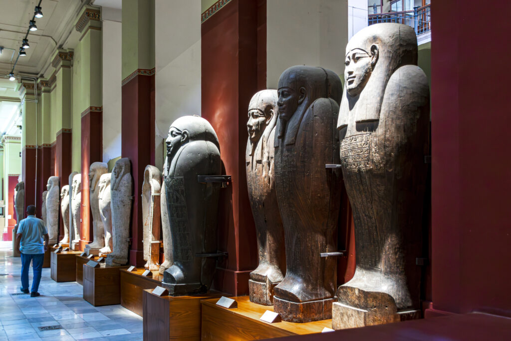 Diversas estátuas estão no museu