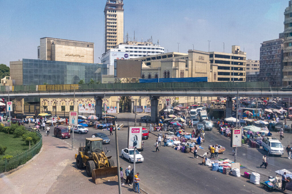 No Cairo, o trânsito é intenso e bagunçado