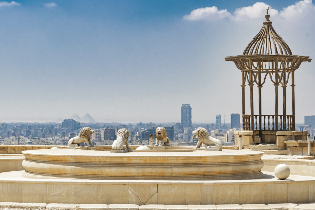 Vista para a cidade do Cairo, com as pirâmides ao findo, a partir da Mesquita de Alabastro de Muhammad Ali (Ana Azevedo/M&E)