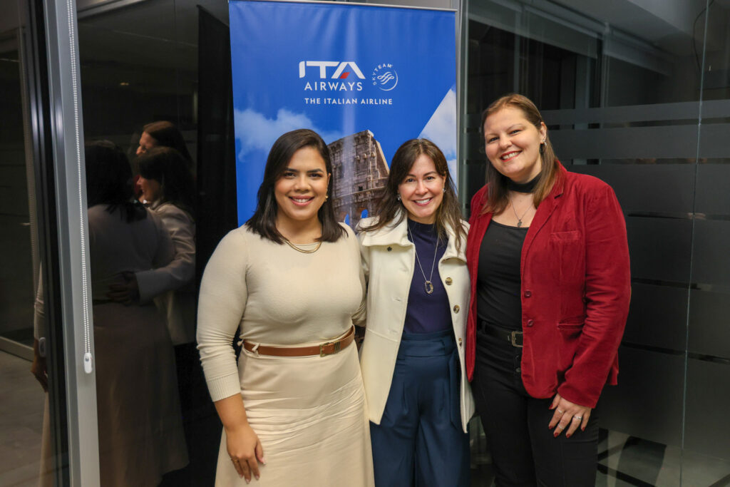 Carla Marin, da ITA Airways, entre Alyne Araújo e Talita Bertolani, da CVC Corp