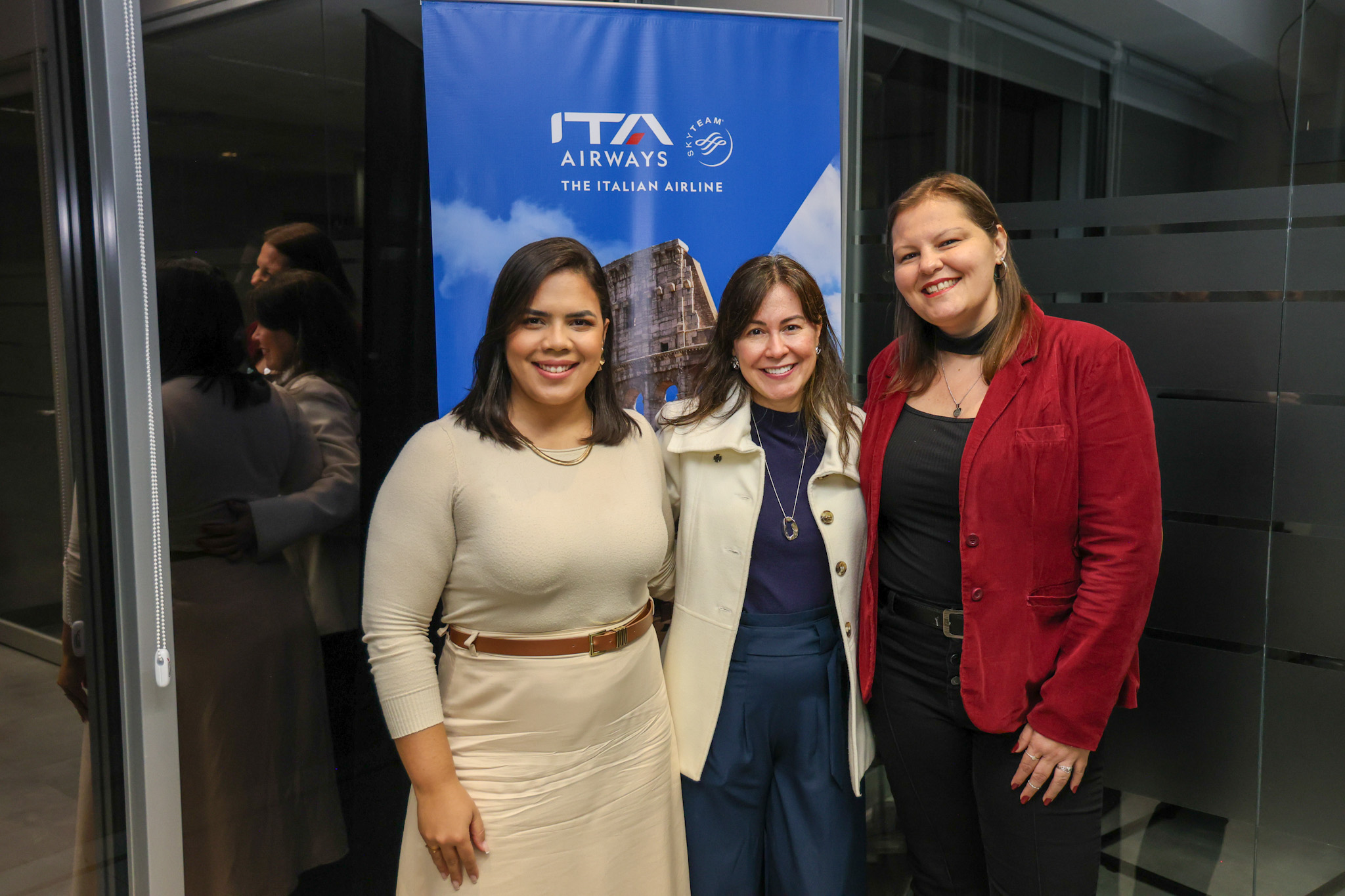 Carla Marin, da ITA Airways, entre Alyne Araújo e Talita Bertolani, da CVC Corp Carla Marin, da ITA Airways, entre Alyne Araújo e Talita Bertolani, da CVC Corp