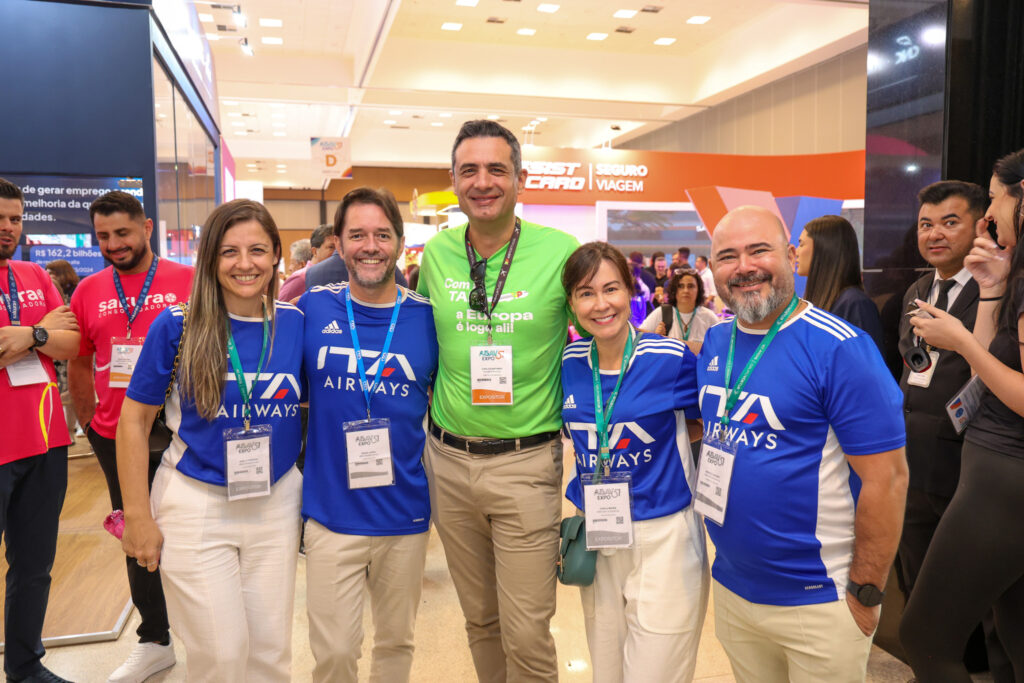 Carlos Antunes, da TAP, entre Diego Lopes, Sheila Fontana, Carla Marin, e Murilo Cassino, da ITA Airways