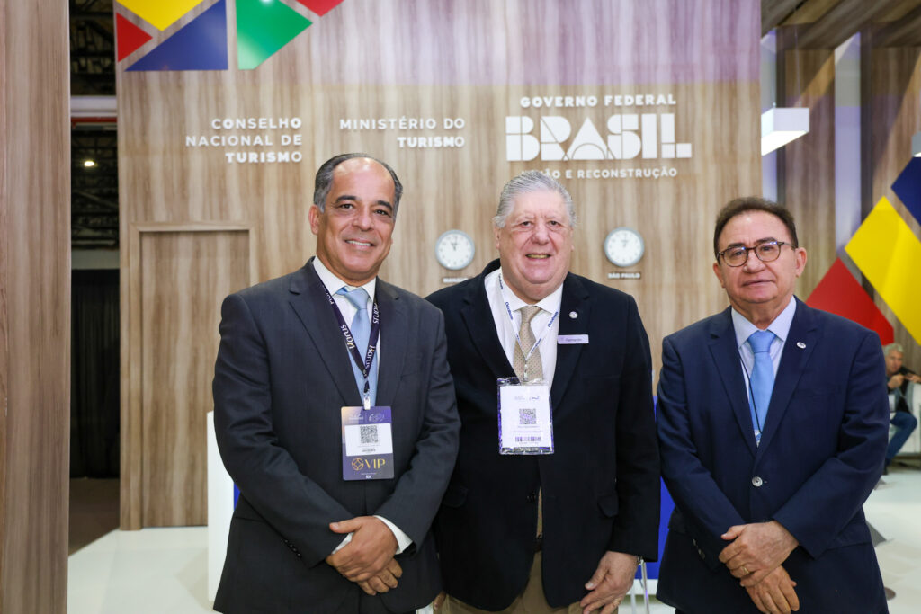Carlos Henrique Sobral, do MTur, Fernando Guinato, diretor geral do WTC Hotel e Visite São Paulo e Manoel Linhares, presidente da ABIH Nacional