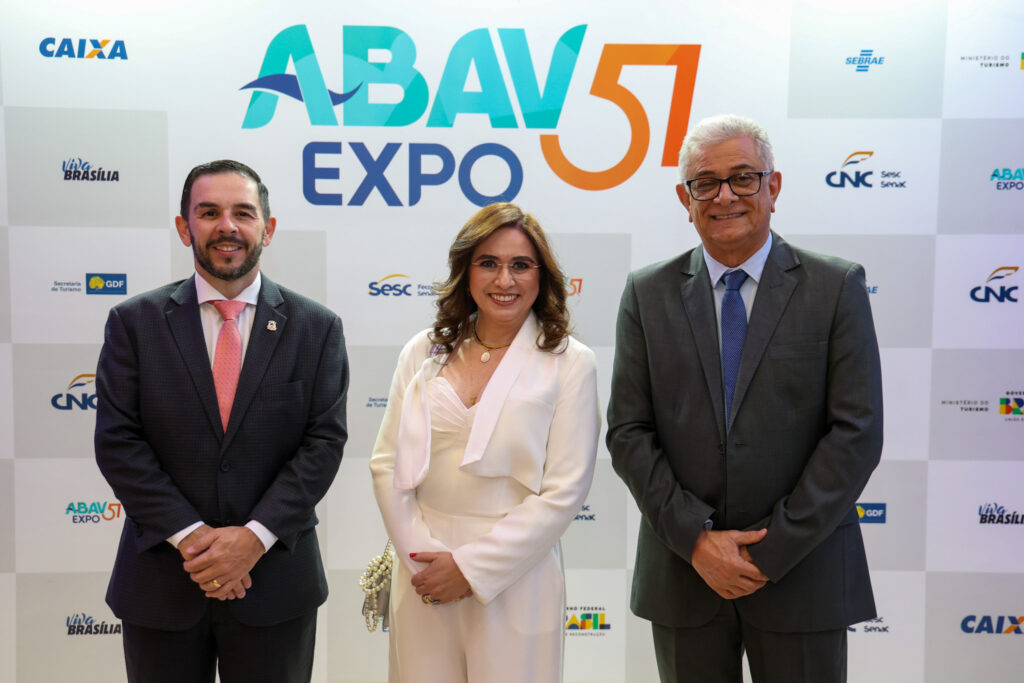 Carlos Manzini Junior, secretário de representação de Tocantins em Brasília, Ana Carolina Medeiros, presidente da Abav Nacional, e Hercy Filho, secretário do Tocantins
