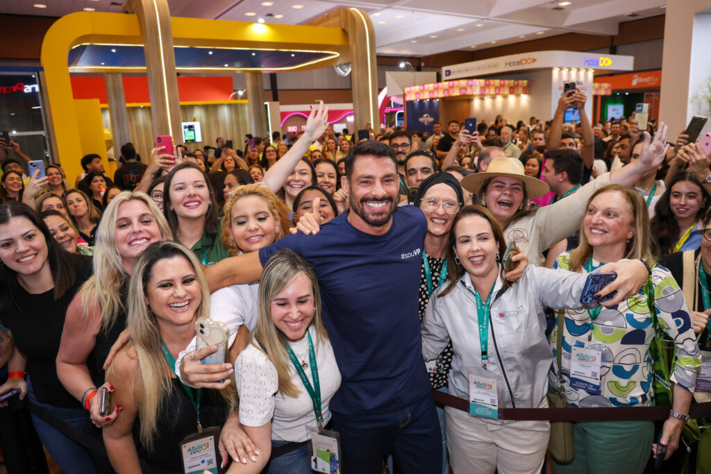 Cauã Reymond nos braços dos agentes de viagens