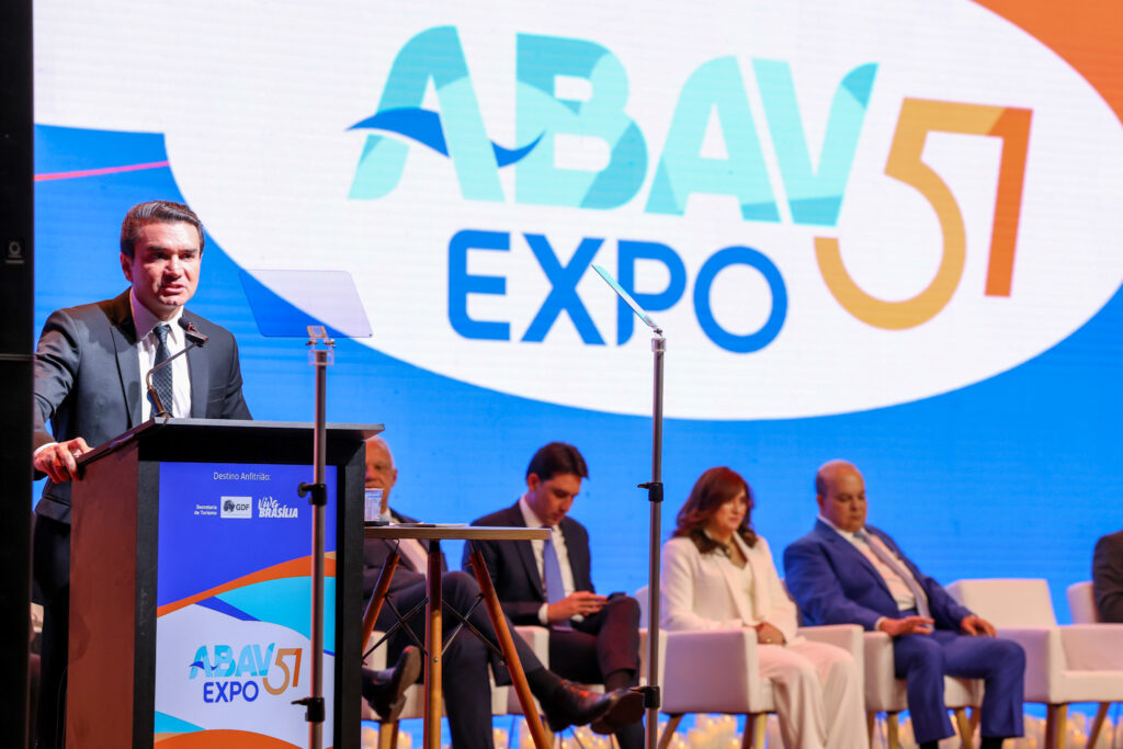 Celso Sabino durante abertura da Abav Expo
