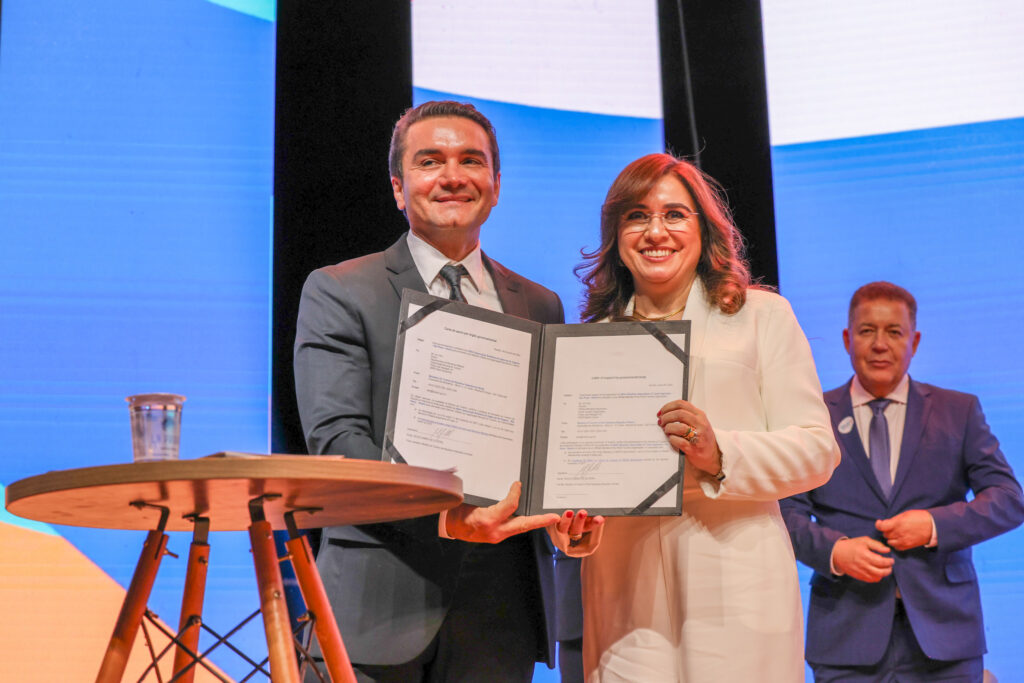 Celso Sabino ministro do Turismo assina documento de compromisso para a Abav Nacional integrar a OMT Ministro do Turismo assina documento que pede a entrada da Abav Nacional na ONU Turismo