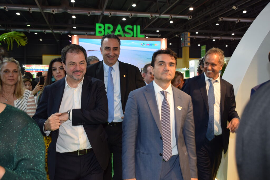 Celso Sabino, ministro do Turismo do Brasil andando pela FIT 2024 Celso Sabino, ministro do Turismo do Brasil andando pela FIT 2024