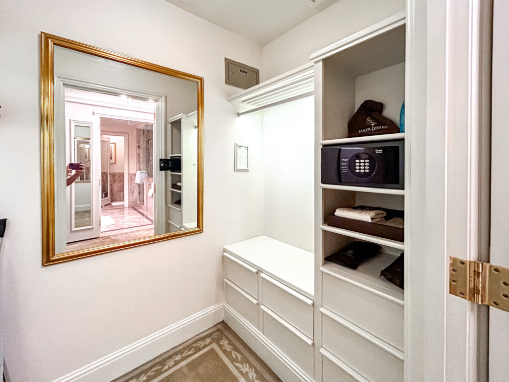 Closet da categoria Deluxe, no Four Seasons First Residence