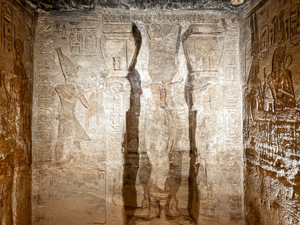 Colunas ornamentadas no interior do templo de Nefertari Colunas ornamentadas no interior do templo de Nefertari