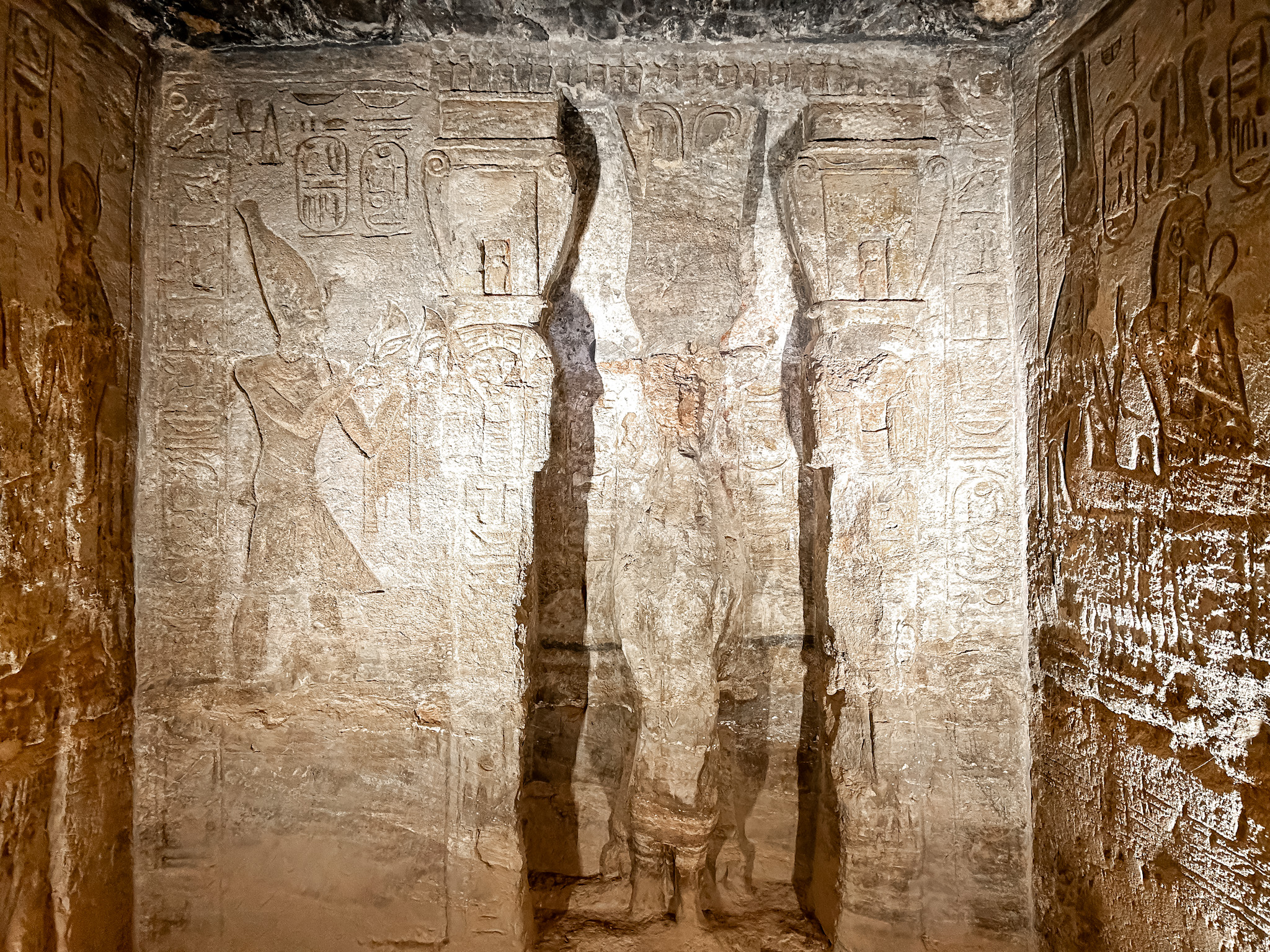 Colunas ornamentadas no interior do templo de Nefertari Colunas ornamentadas no interior do templo de Nefertari