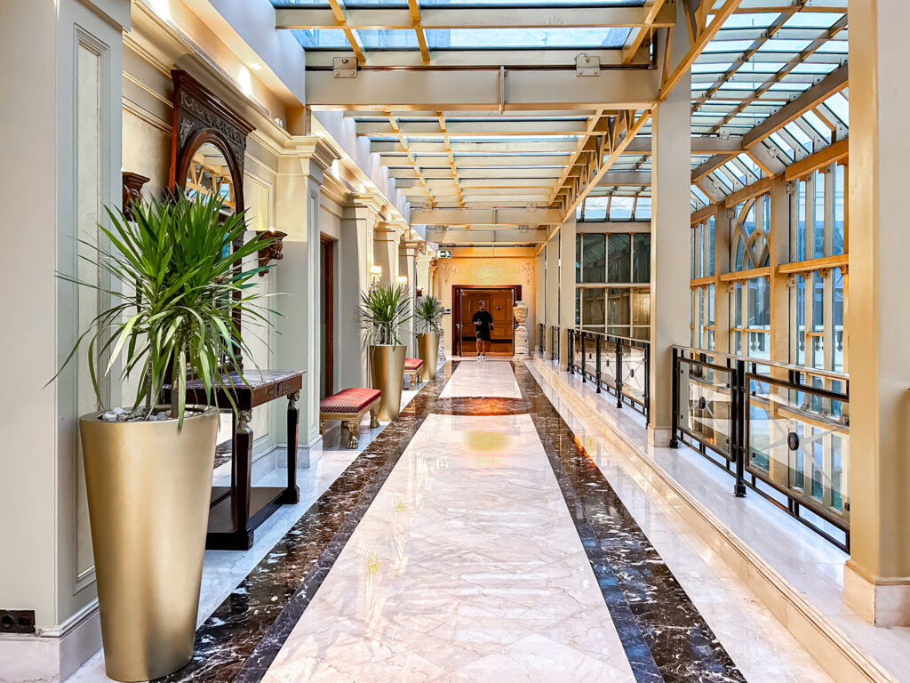 Corredor de acesso às piscinas do Four Seasons First Residence