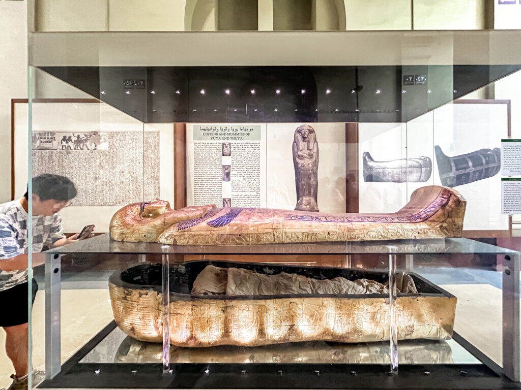 De forma bem representativa o Museu Egípcio de Arte Faraônica mostra como era feito a mumificação e como o corpo era abrigado no sarcófago