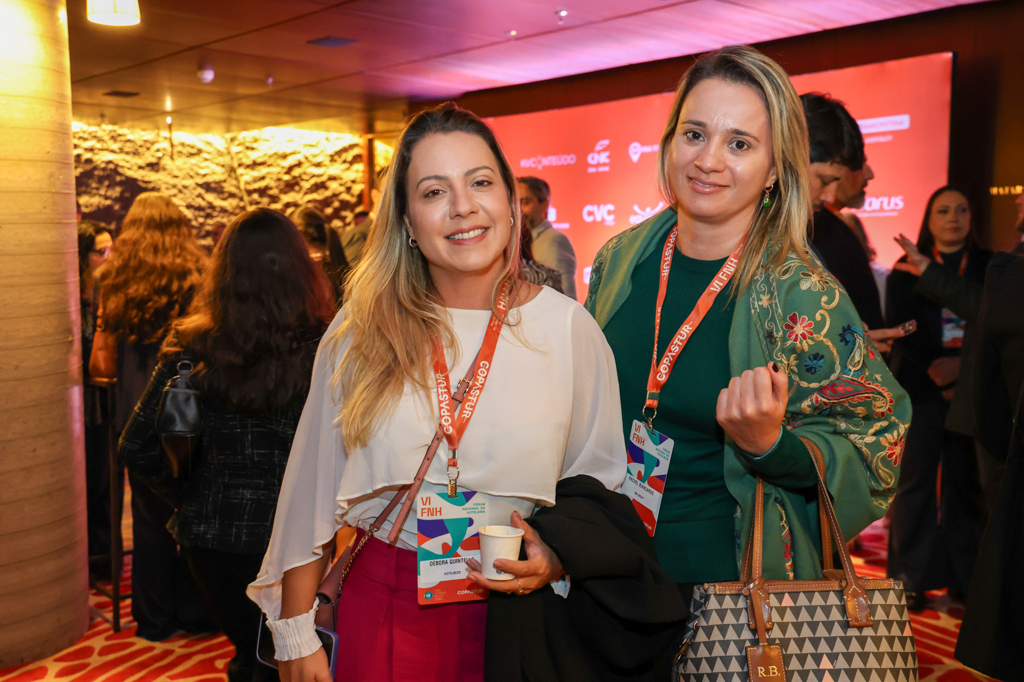 Débora Quintella, do Hotel Beds e Rachel Biancardo, da HBX Group Débora Quintella, do Hotel Beds e Rachel Biancardo, da HBX Group