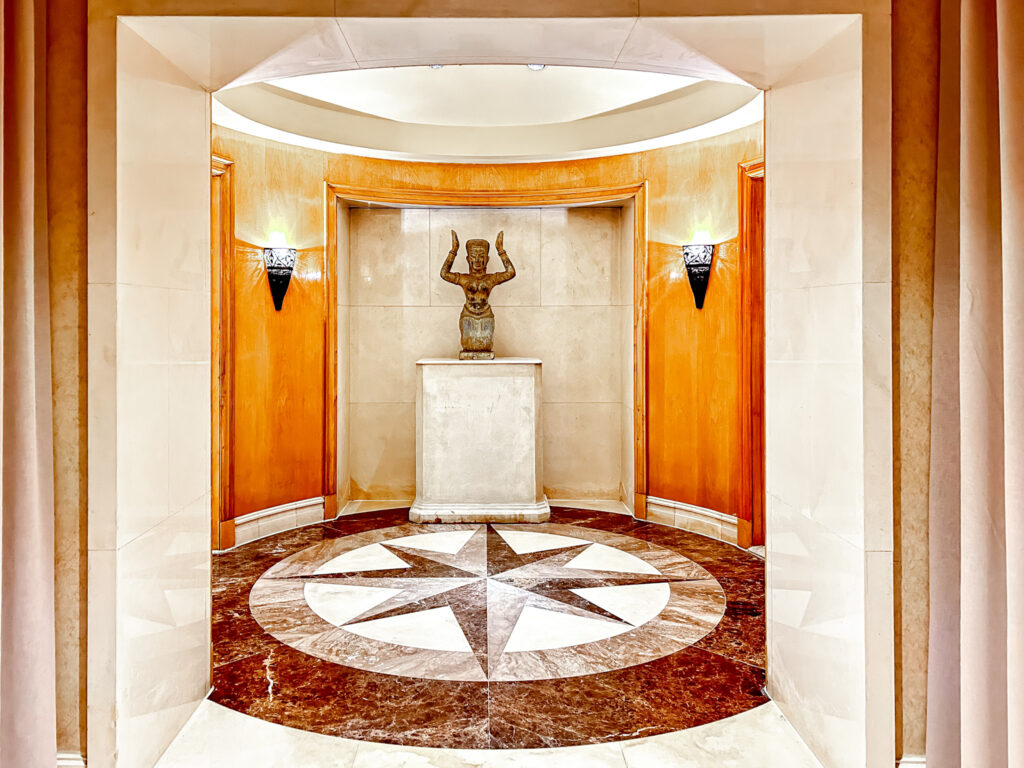 Decoração do hall no Four Seasons First Residence