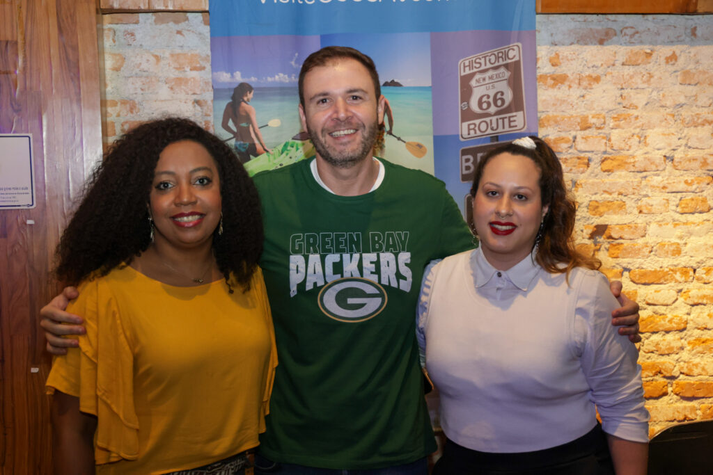Denis Ribeiro, da Aviareps entre Vilmara Souza e Anna Carolina, da Agaxtur