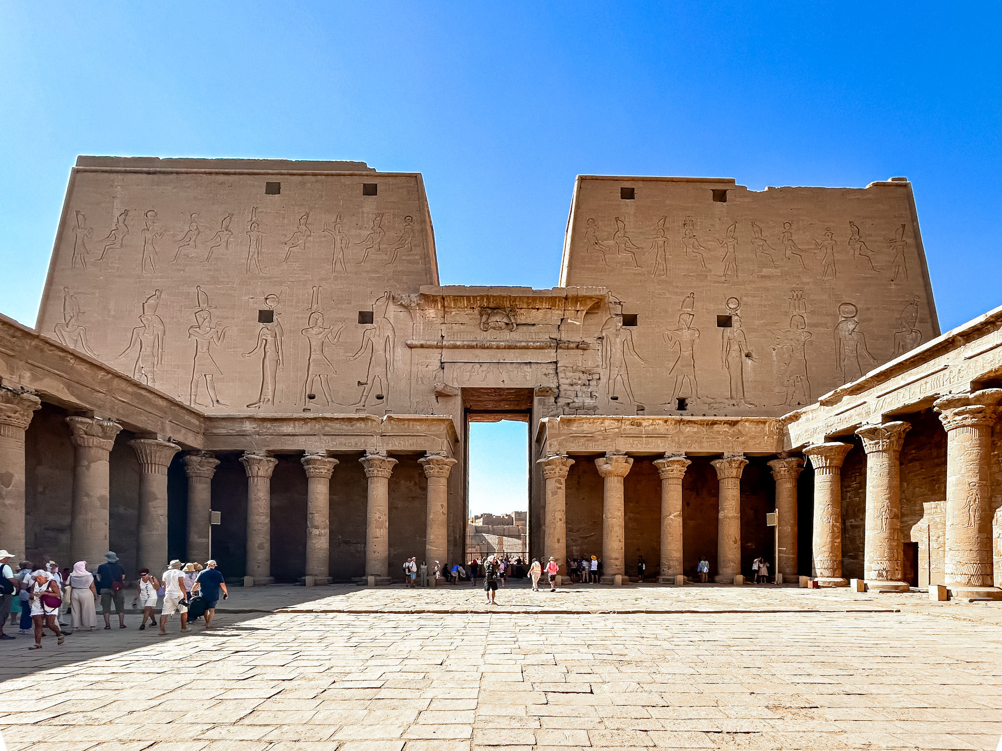 Dentro do templo, há um pátio adornado com colunas em 360° Dentro do templo, há um pátio adornado com colunas em 360°