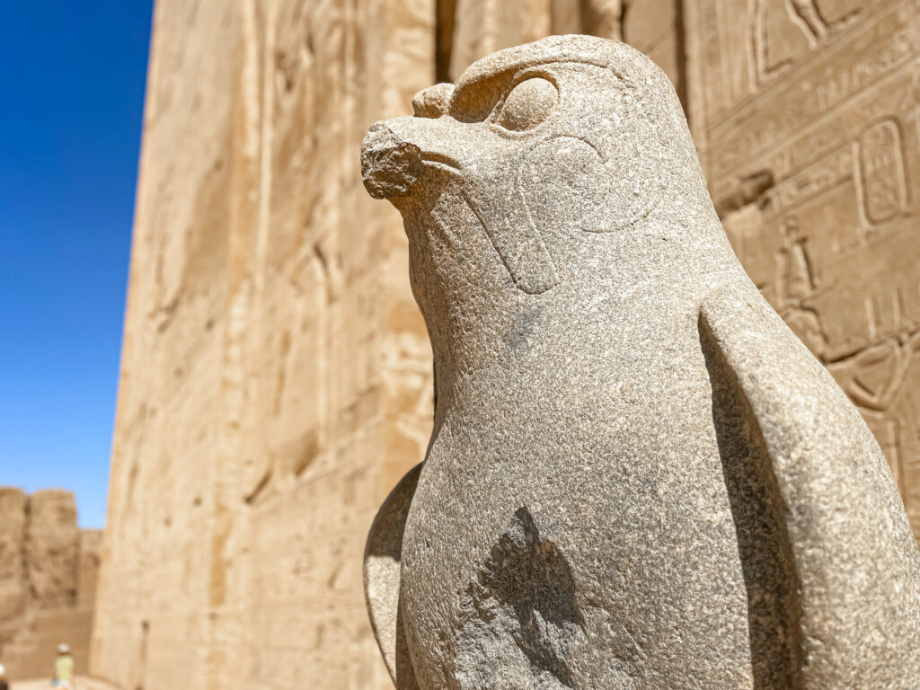 Detalhes da estátua que adorna a entrada do templo Detalhes da estátua que adorna a entrada do templo