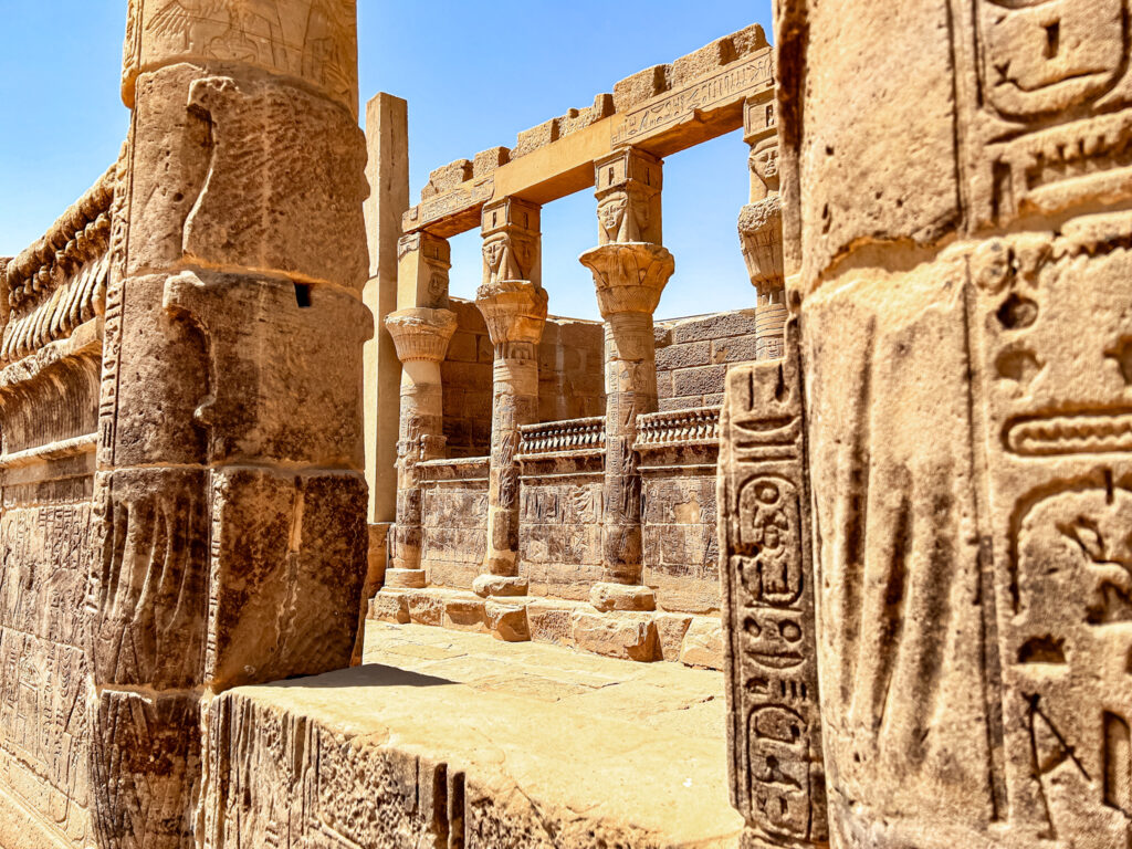 A ilha onde o templo estava originalmente localizado era considerada sagrada pelos egípcios, um lugar de contato com o mundo divino A ilha onde o templo estava originalmente localizado era considerada sagrada pelos egípcios, um lugar de contato com o mundo divino