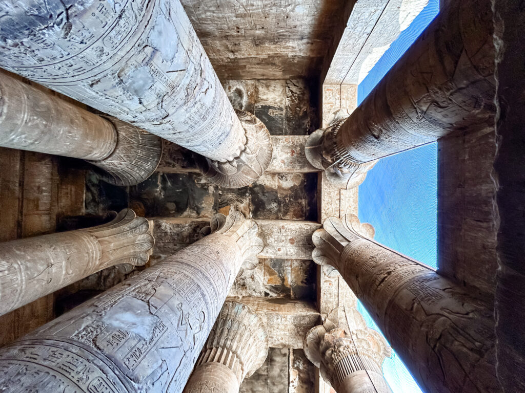 Detalhes das colunas e teto do templo de Horus Detalhes das colunas e teto do templo de Horus