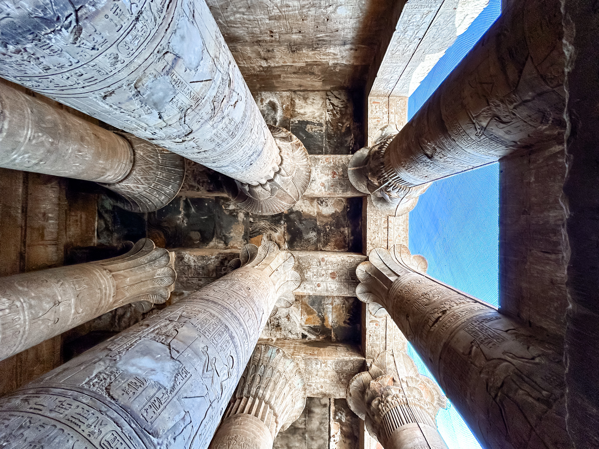 Detalhes das colunas e teto do templo de Horus Detalhes das colunas e teto do templo de Horus